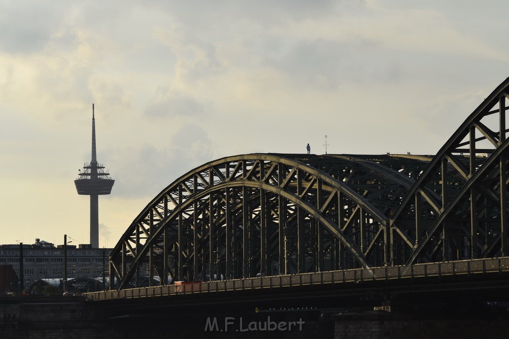 PSpringt kein Suizid Brueckenspringer Koeln Hohenzollernbruecke P152.JPG - Miklos Laubert